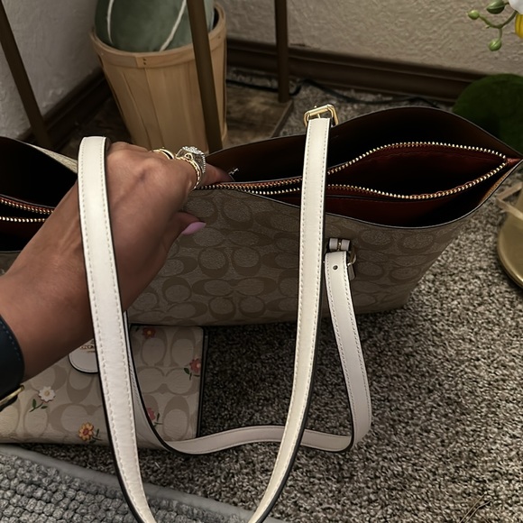 Coach bag and matching wallet - Picture 2 of 3